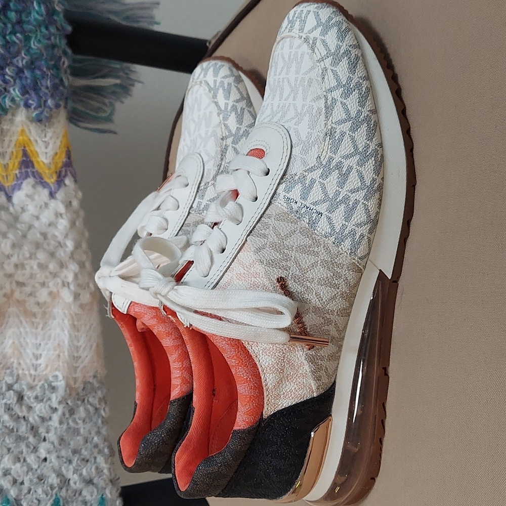 Michael Kors Sneakers, 8.5 MK Logo, Leather, Rose Gold Accents - Picture 8 of 14